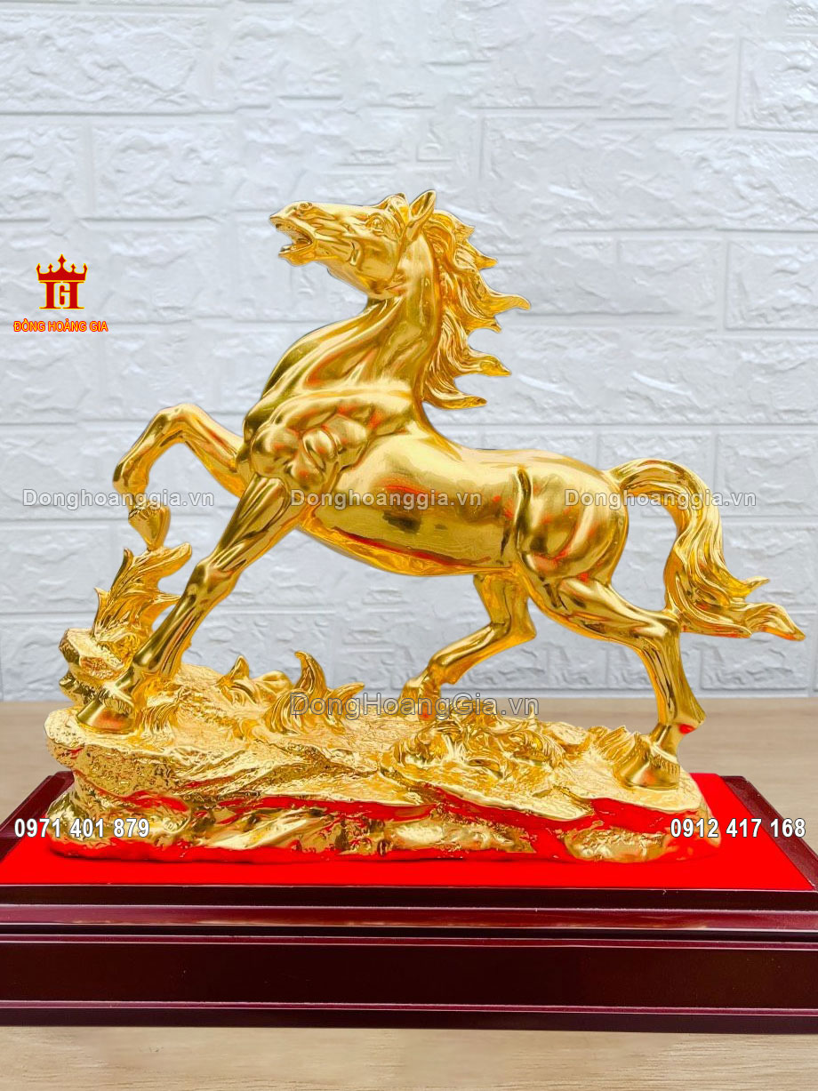 Pho tượng ngựa hí mạ vàng 24K được đúc hoàn toàn thủ công tinh xảo